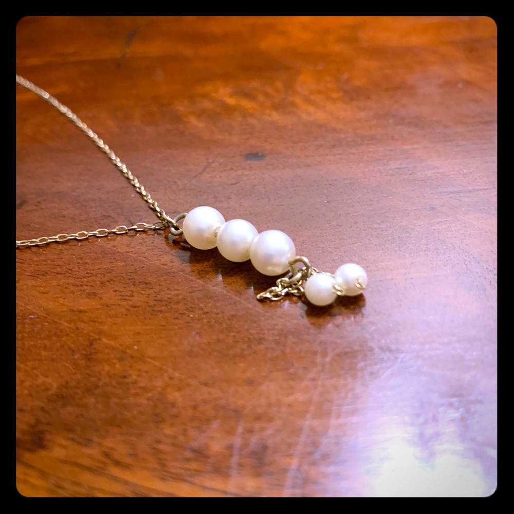 Girl’s gold tone necklace w imitation pearls